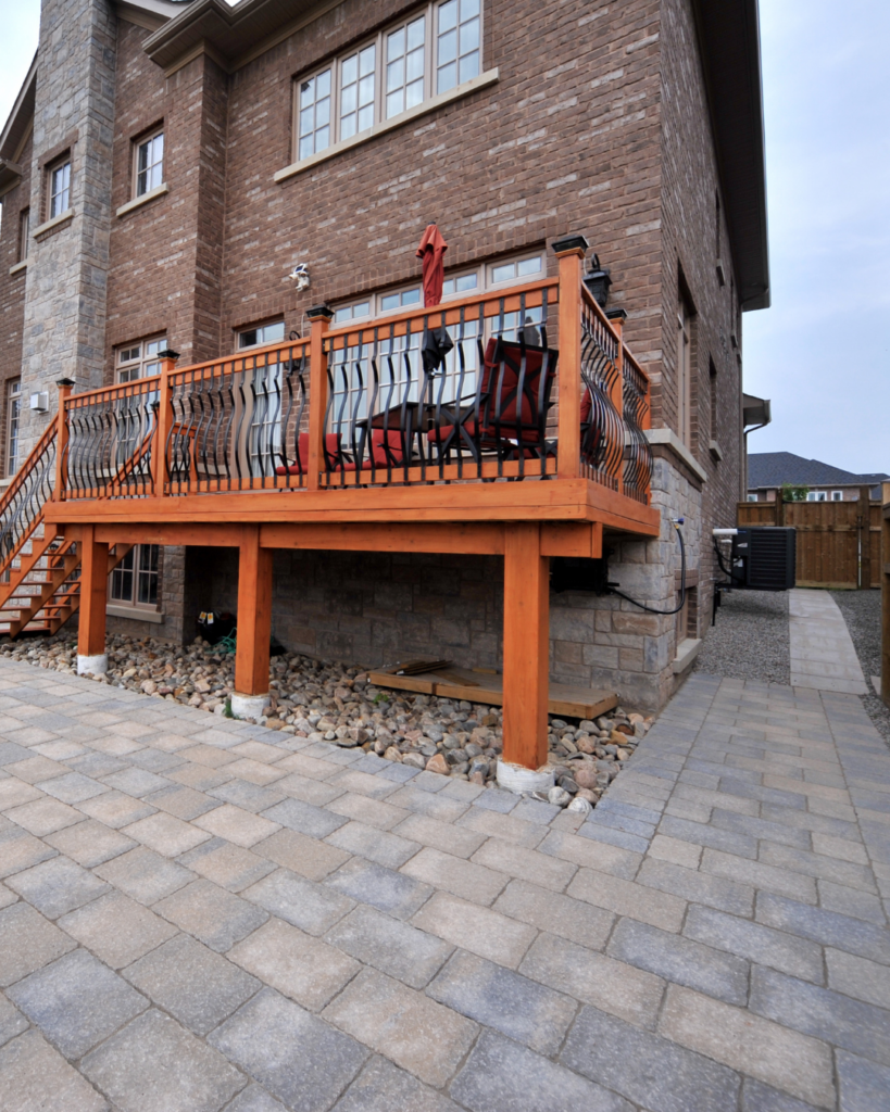 custom-cedar-deck-construction-toronto